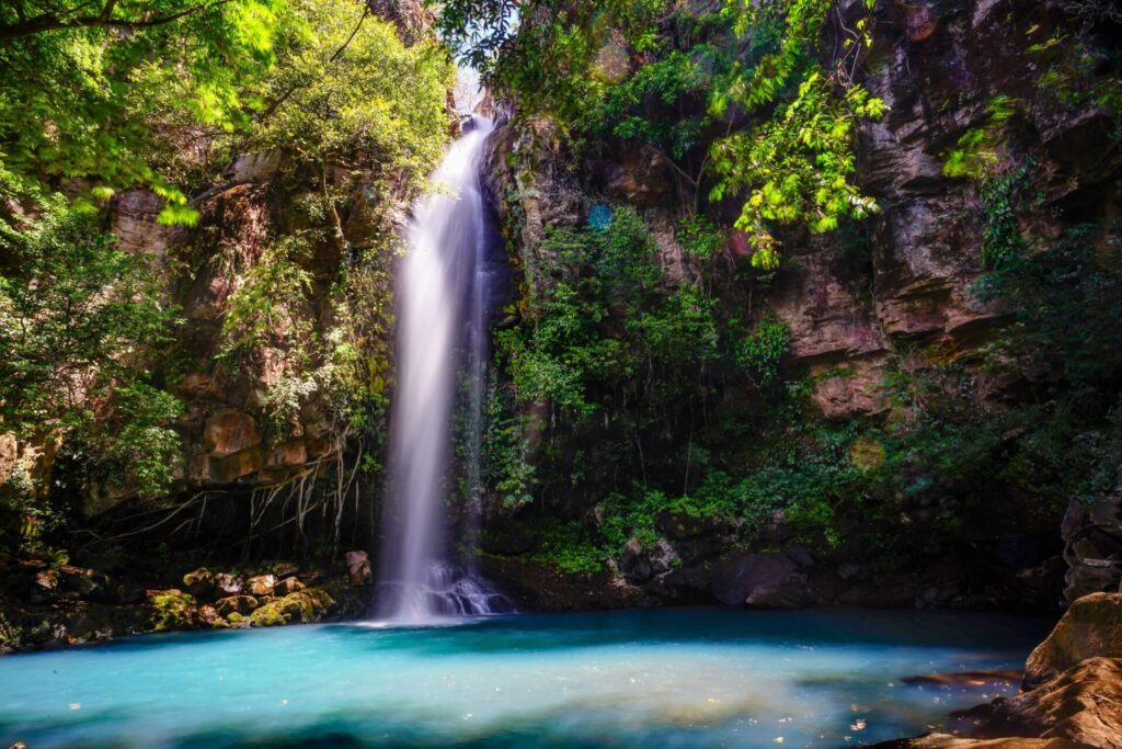 コスタリカの国立公園にある美しい滝